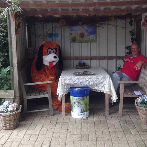 Bommel zit te kletsen met Dhr van Leeuwen